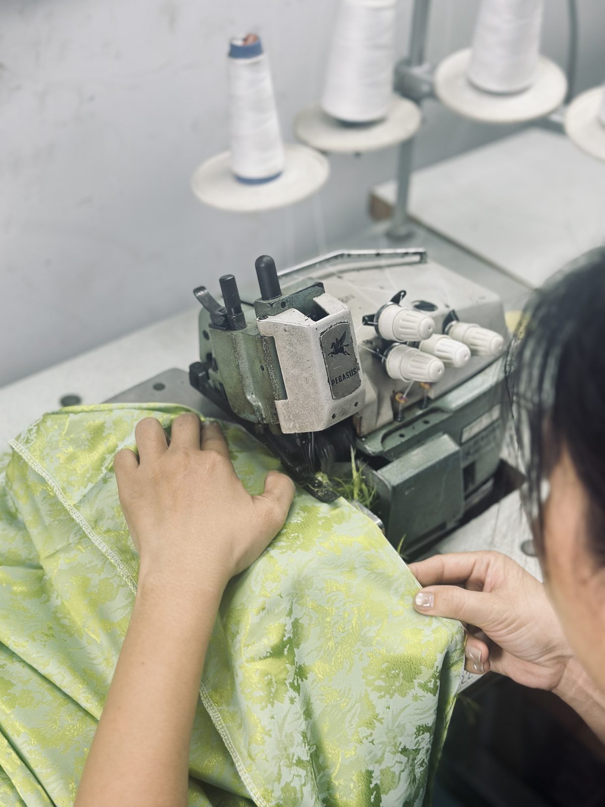 Công nhân may vắt sổ tại xưởng TOGA Uniform - sản phẩm thực tế